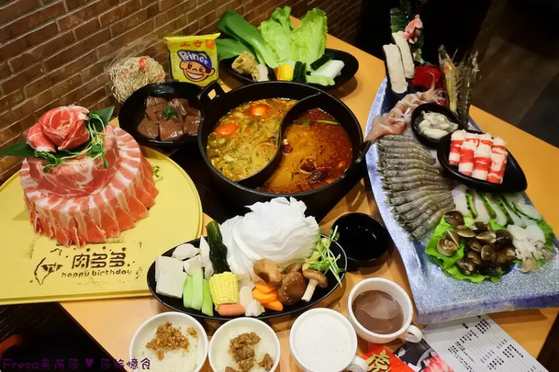 高雄火鍋【肉多多火鍋】大船海鮮入港！浮誇肉蛋糕IG打卡亮點！推薦專人爆炒石頭鍋&龍王麻辣湯.自助蔬菜飲料