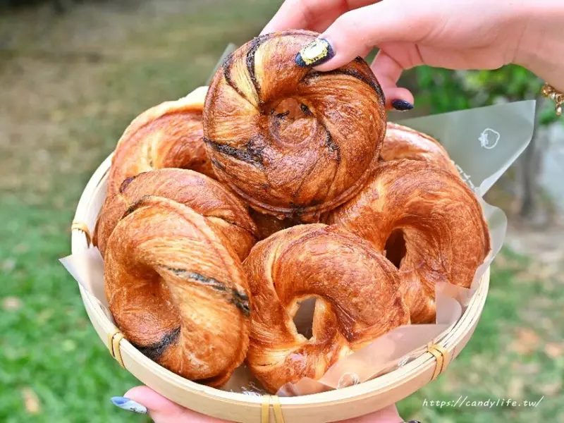轉圈圈現烤甜甜圈｜台中好吃丹麥甜甜圈推薦，千層酥皮讓你欲罷不能，15種口味任你選，只買一個會後悔！