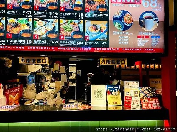 大河屋燒肉丼串燒內湖大潤發店/蔥燒豬肉醬汁甜，唐揚雞肉滋味鮮；明太子燒最驚豔，奶油菇菇喝不厭；若用手上五倍券，雙人套餐優惠讚。/