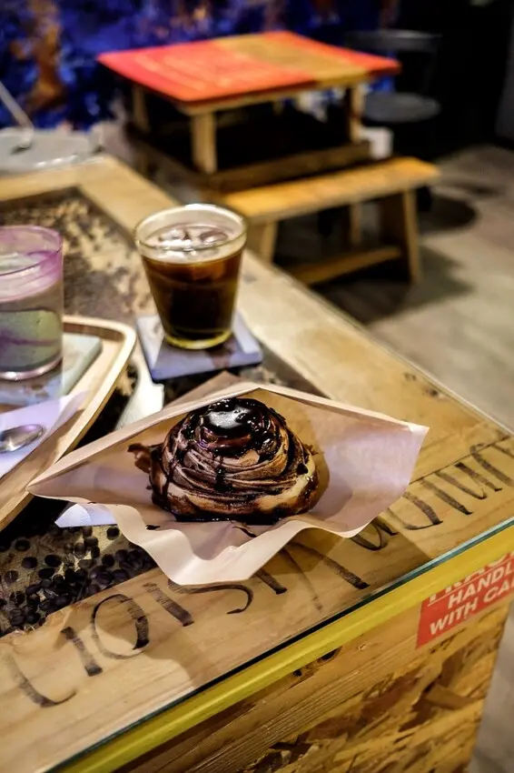 新竹｜美食沙漠找綠洲！ 兩大肉桂捲推薦與紅蝦評鑑餐酒館