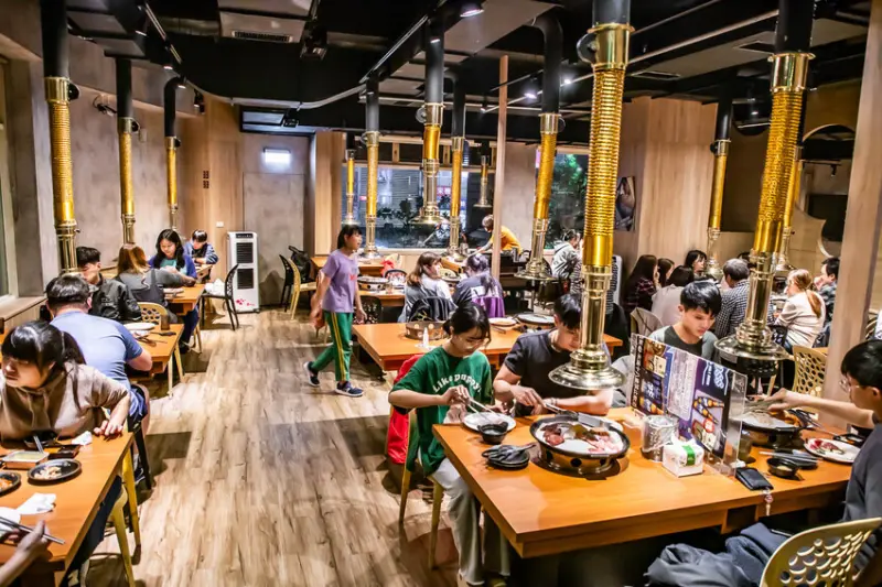 桃園市中壢區肉鮮生韓式烤肉吃到飽(中壢店)｜天天客滿不意外！數十種烤肉、炸雞韓式料理料理吃到飽只要369元