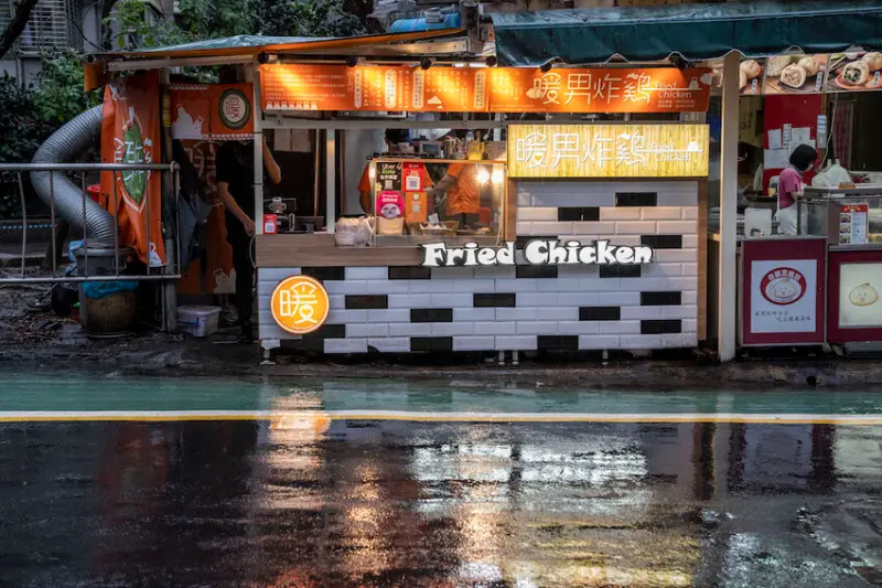 台北炸雞 暖男炸雞｜台北宵夜+1!招牌焦糖炸雞香酥可口，秘製醬料尬椒鹽粉太涮嘴~ · 算命的說我很愛吃