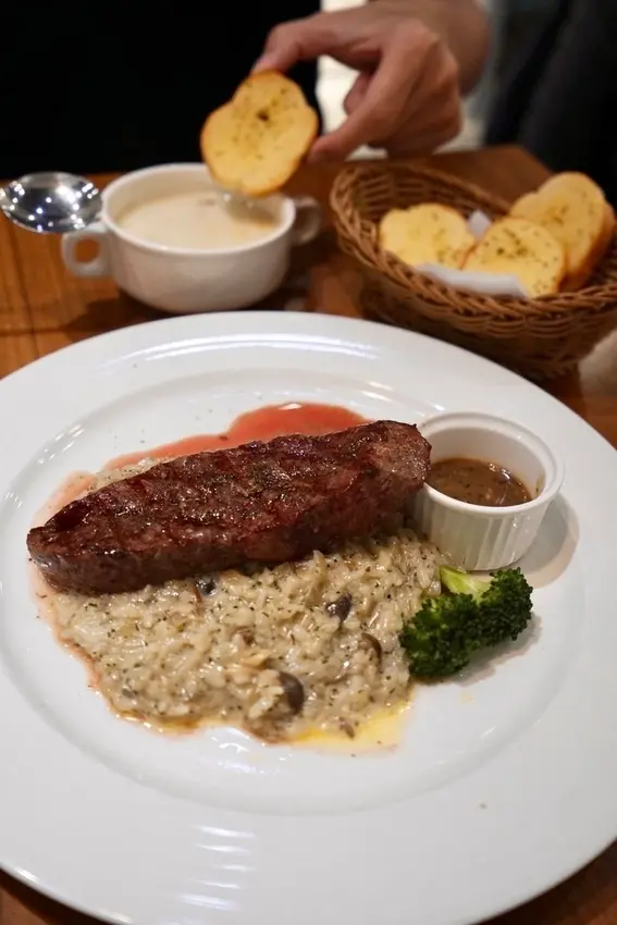 阿里小廚美式牛排餐廳-連平日也是大排隊的牛排館，樂華夜市旁超人氣美式餐廳，永和美食推薦