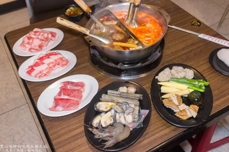 高雄吃到飽︱鮮都麻辣鴛鴦火鍋　４５０元還不用服務費！海鮮蔬菜好多樣、補貨迅速的老字號麻辣鍋店！