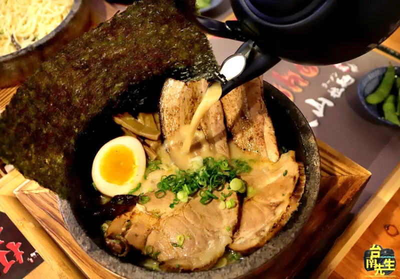 台南唯一石燒火山拉麵／不用出國一秒到日本／300度高溫石鍋保溫／真材食料熬湯不用大骨粉／一開店就有客人上門／內用可免費加麵一次