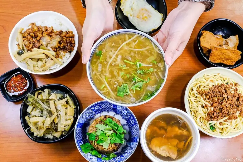 早餐就要吃肉羹配炒麵，王爺王肉羹，人氣肉羹日賣700碗，扎實肉羹加入冬粉翅滋味清甜！