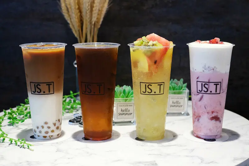 有超大內用區的手搖飲料店，內外都有漂亮打卡牆，一看菜單還有調9和炸物，喝手搖飲也可以Chill一下啦！