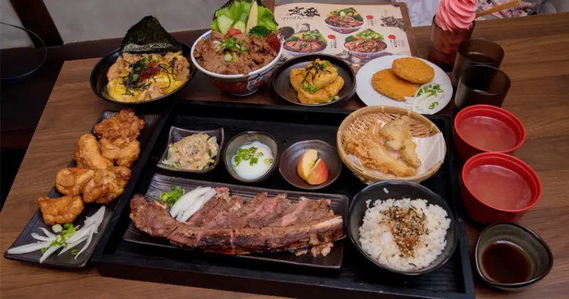 【臺南美食】職人現場直火炙肉丼｜消費滿599抽扭蛋把SWITCH等禮物帶回家｜牛肉大盛丼飯｜丼飯定食｜野鷄湯.紅茶.霜淇淋無料享用~宮本武丼直火肉山制丼所臺南東門所 - 南人幫