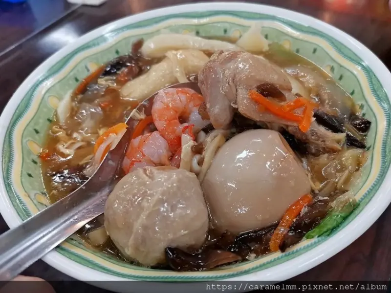 ▲中正紀念堂美食推薦：合歡刀削麵，超大份量大滷麵、番茄刀削牛肉麵 /焦糖曼曼 提供、WalkerLand窩客島整理