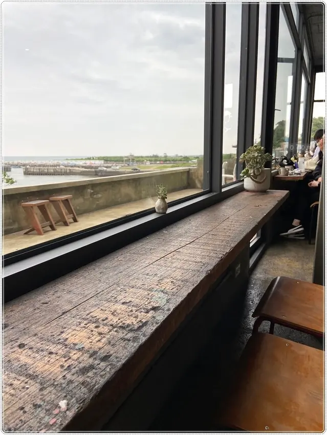 《新北。三芝》我們在海邊 - 大窗面海，悠閒賞海景