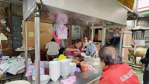 【台北美食】好款姨米粉湯｜絕對隱藏版美食！Google看不到街景的無名路邊攤米粉湯