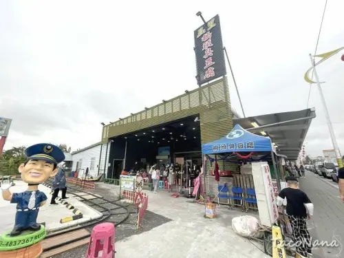 花蓮玩樂美食景點》玉里橋頭臭豆腐 花蓮店，品嚐人氣臭豆腐之外，還能打棒壘球與好夾娃娃機！