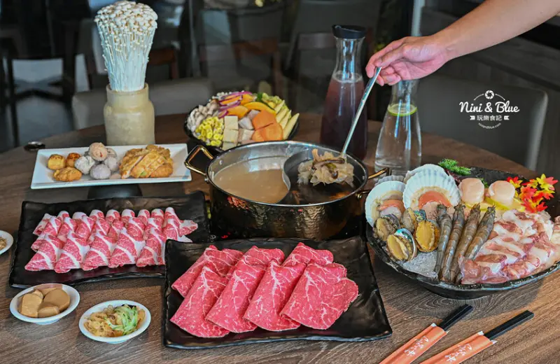 菇神首采鍋物 |台中台灣大道茄苳腳站，勤美周邊必比登推薦美食 Nini and Blue 玩樂食記