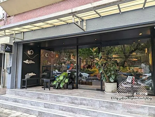 台北中山-[山海What's life] 行天宮站10分鐘農安公園旁，黑白色系洗鍊都會冷調質感，絢爛華麗限量草莓杯杯，優雅店貓陪伴的風格自家烘焙咖啡廳