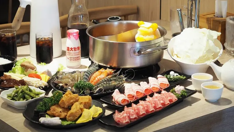 高雄火鍋推薦【嗨聚鍋物】超嫩爆汁鴨血吃到飽！生猛海鮮拼盤八折，壽星免費升級超萌可愛熊熊鍋底｜內含菜單價位｜高雄麻辣鍋｜左營火鍋｜高雄宵夜火鍋