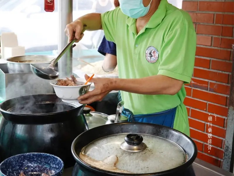 新北三重—護山宮廟口藥燉排骨｜一碗藥燉排骨的暖心加上一份肉羹的日常｜菜寮站、三陽路、三重稽徵所