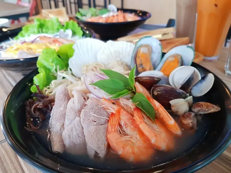 《高雄美食》叻沙郎❤南洋風麵食料理~必點王董泰嗨！實在太嗨！！