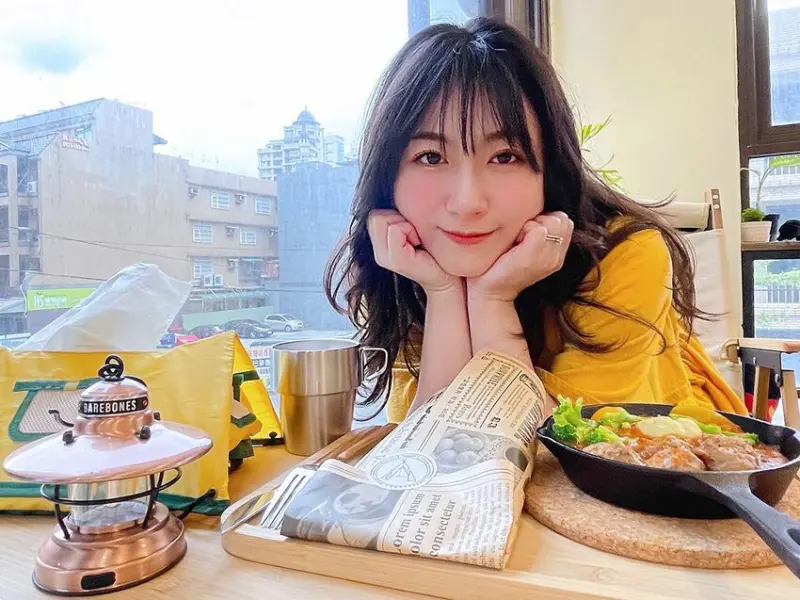 桃園藝文特區│大城小露Urban Campground：在城市也能享受露營感，吹冷氣玩桌遊吃露營料理│【不限時早午餐店】【附菜單】桃園早午餐、露營菜單、露營裝備道具販售