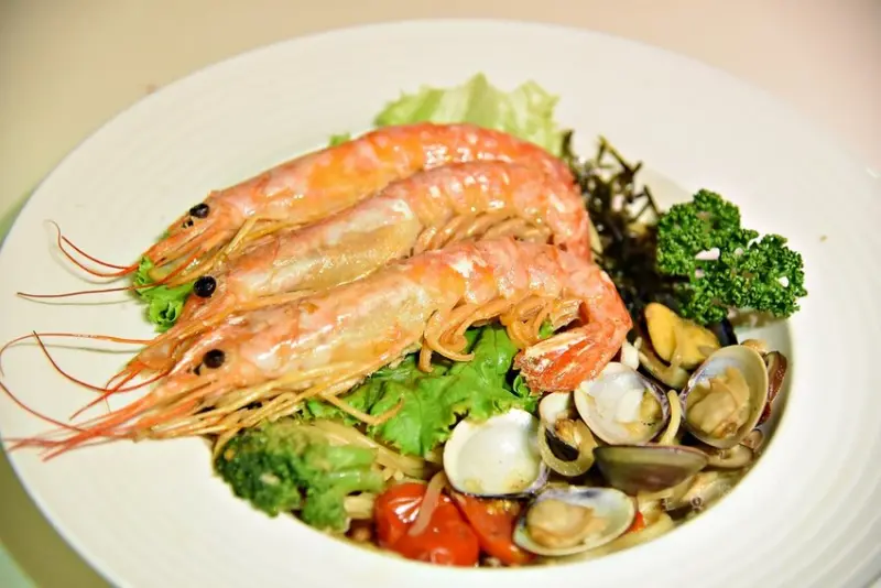 Oyami cafe ll 西門町咖啡廳、法式鄉村風格，打造少女心中的夢幻童話，獨立包廂用餐不被打擾又安全，全新推出 玫瑰鹽香煎天使紅蝦蒜炒義大利麵以及微醺的夢幻調酒系列，西門町聚餐推薦餐廳