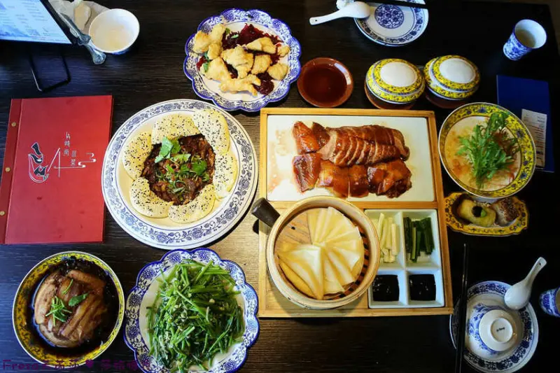 台南聚餐【ＬＡ時尚川菜（永康店）】主廚功夫菜新式手法超有創意.油亮片皮烤鴨／乾扁火鴨絲超推薦│年菜尾牙│永康美食 - Fresa芙芮莎♥莎旅憶食