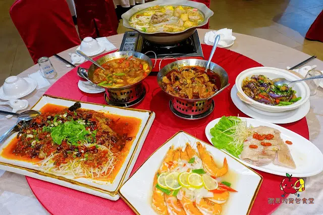 [合菜 台式料理] 新竹竹北 春耕餐廳 湯頭鮮甜料多芋鴨米粉鍋 辣香開胃川椒鮮魚 充滿酒香及中藥香的軟嫩油雞腿 新竹合菜
