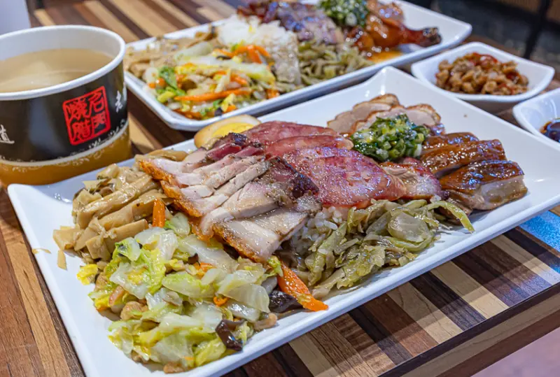 華燈初上拍攝燒臘店，每樣燒臘都料鮮味美，大推招牌飯以及鴨腿飯，平價美食便當午餐推薦｜名門燒臘伊通店