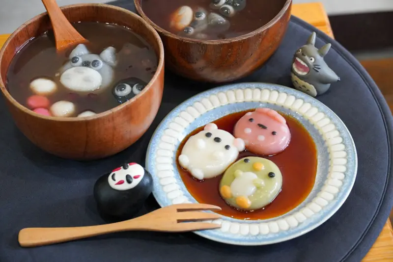 【蓮池潭美食】舊城小旅行 療癒系甜點 萌搭搭的龍貓+小煤炭紅豆湯｜角落生物造型團團 讓你捨不得咬一口