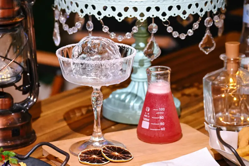 微醺光廊WS。台中沈浸式餐酒館全新露營風包廂好chill！麻油松阪豬燉飯、塔羅調酒超驚艷 - 寗好生活 Ning's Life