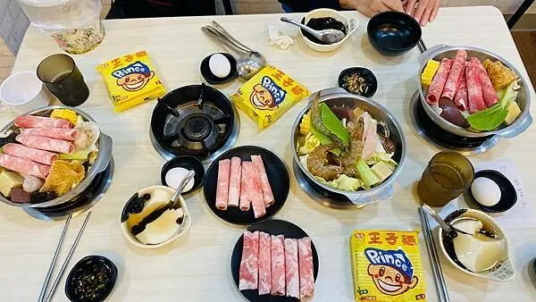 桃園青埔平價火鍋店【台福飽飽鍋】吃火鍋免費送甜點/159元起飲品冰淇淋爆米花滷肉飯吃到飽//兒美館青塘園旁/桃園CP值高火鍋店