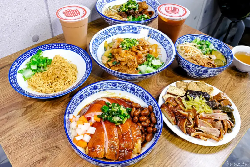 港式油雞低溫舒肥，軟嫩鮮甜油亮色澤，豐雞號新菜色燒肉飯，蔥油牛肉飯，濃郁醬香！