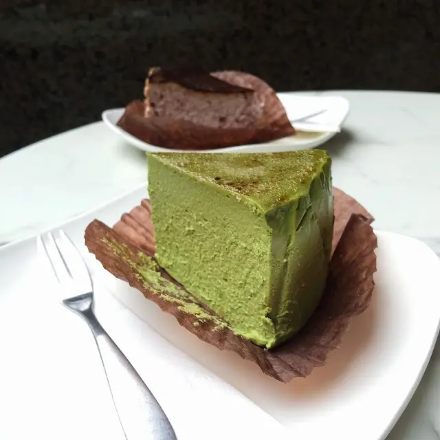 日系的巴斯克起司蛋糕，莓果是本體，抹茶要再努力《摸摸桃子洋菓子 Gâteau de momochee》
