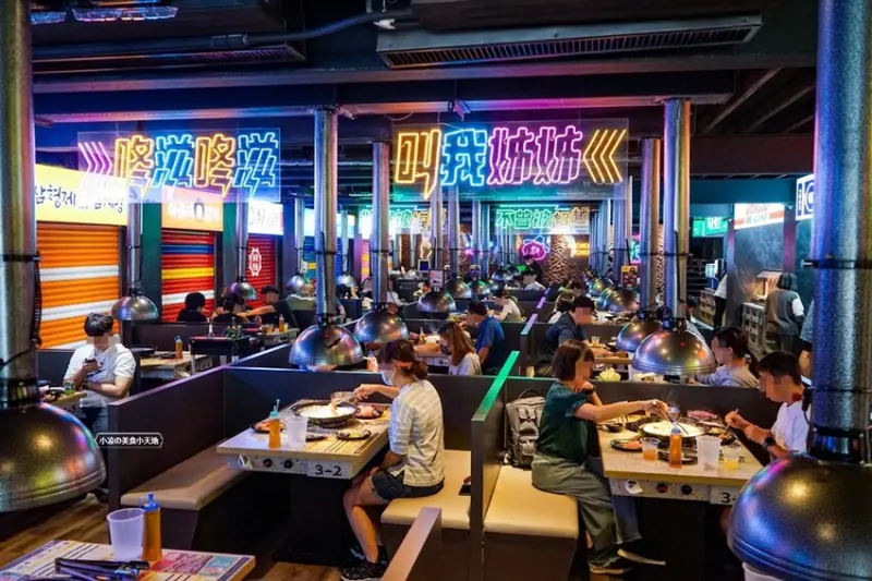 就是要烤肉吃到爽！彷彿走進韓國街邊，韓式烤肉、小菜、炸雞、火鍋通通無限供應，只要$339全部吃到飽！