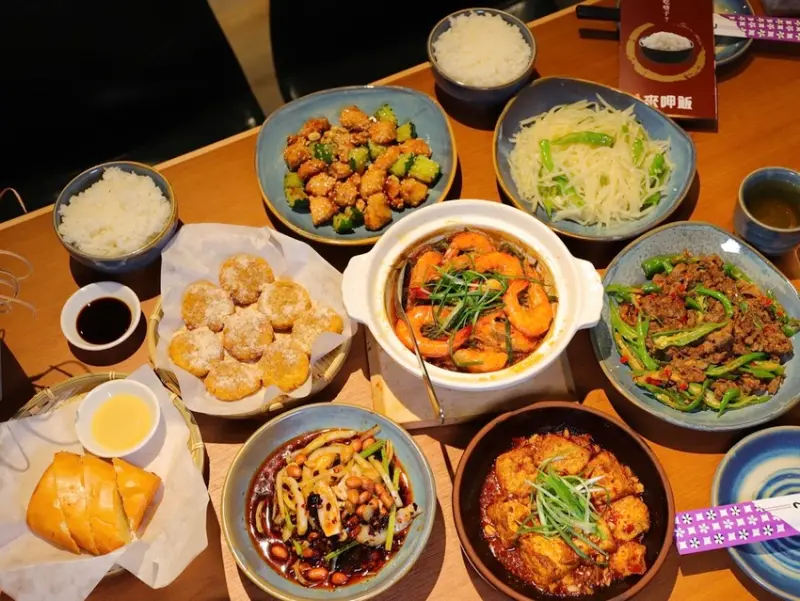 來呷飯 川食堂•嘉義中山店：嘉義火車站附近的美味川菜餐廳.年輕師傅身懷超強炒功.道道美味涮嘴.人人額樂的平價川菜館/嘉義聚餐餐廳推薦 - 進食的巨鼠