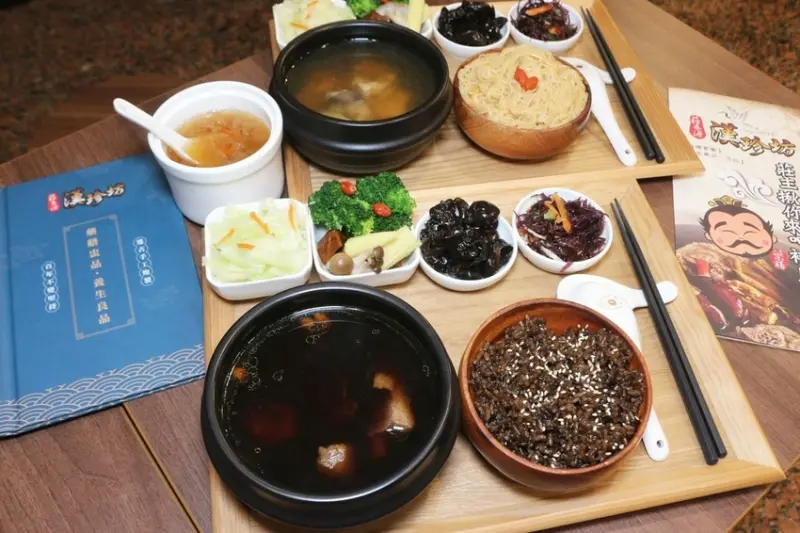 【台南東區藥膳美食】莊春源漢珍坊使用二十種中藥材招牌雞湯  獨家熟地飯與滑順麻油麵線