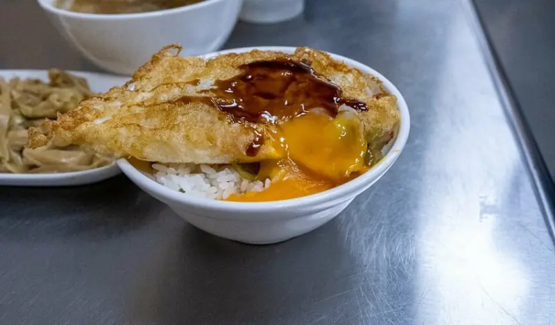 雲林縣虎尾鎮-銅板價格的美食可以吃得很飽足，大推半熟香煎鴨蛋