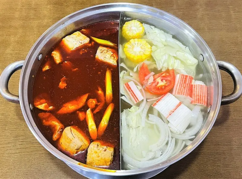 【鐵木真麻辣鴛鴦鍋】饕級麻辣控必吃！桃園傳承28年老字號麻辣火鍋，果凍鴨血+豆腐免費吃到飽！