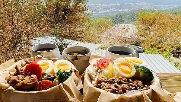 新北森林系景觀餐廳【TREE TOP KAFFA 樹頂上】被森林包圍的秘境餐廳/樹林深山裡的景觀咖啡廳/享受最chill的美景午餐