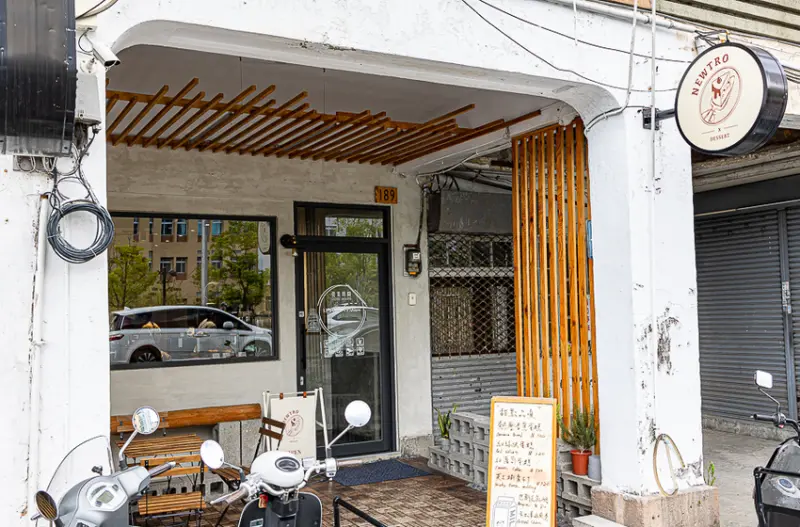 高CP值的低調老屋甜點店，推季節限定芒果千層香濃好吃，近中教大蛋糕下午茶推薦｜NewTro x Dessert 甜點咖啡 