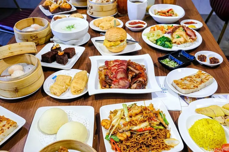 平價點心、燒臘、公仔麵、港澳小吃都在金苑茶餐廳，大樓內的港式飲茶，叉燒包鹹甜餡料奶酥外皮！