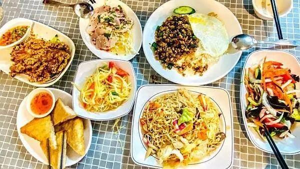 花蓮平價泰式料理【暹邏泰食】銅板價泰式料理/低消只要70元/一個人也可以吃泰式/招牌必點泰式檸檬豬泰式椒麻雞/花蓮CP值高泰式餐廳