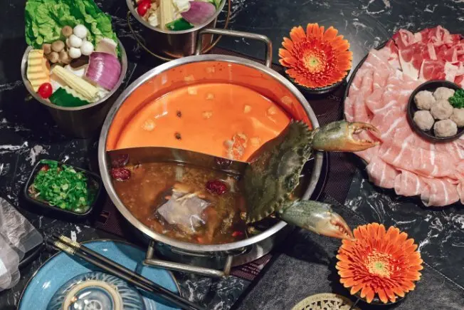 冬季最強鍋物，湯頭加上蟹黃就是正，更別說在來隻滿滿蟹黃的大沙母，味道更是鮮上加鮮超級猛！