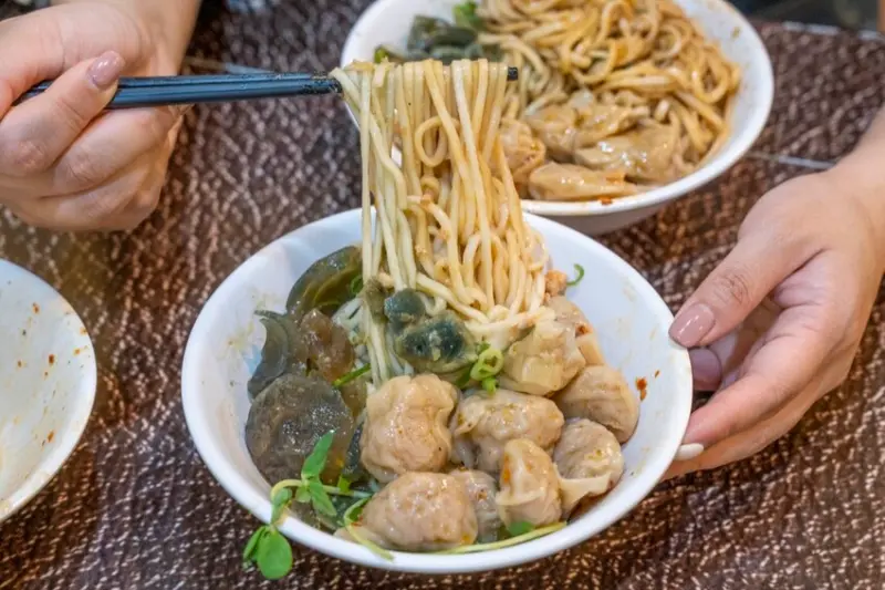 台北美食 查記麵館｜把皮蛋醬與炒手攪拌再一起，再加上店家特製辣醬真的太讚了，超級開胃