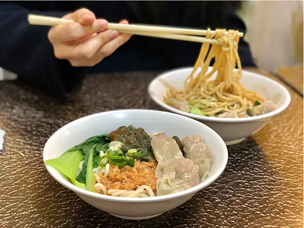 【台北美食￭信義區】查記麵館 x 招牌皮蛋抄手麵║吳興街美食、信義區美食
