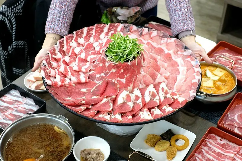 台中捷運水安宮站美食，文心家樂福火鍋吃到飽，每日限量隱藏版大仙肉盤超吸睛！