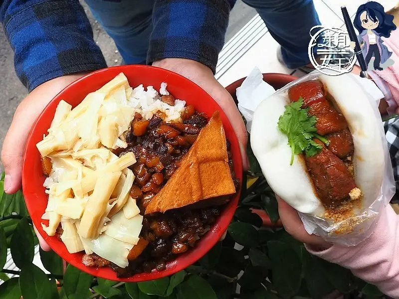 平鎮也有超威的腿庫刈包，一天只限量20份，手切三層魯肉飯好吃不油膩，google找不到