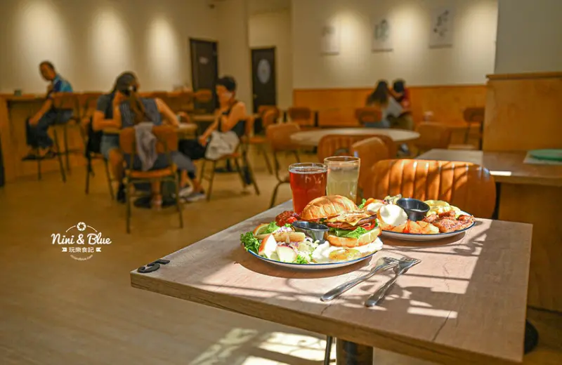 台中柳川水岸旁早午餐，推薦花生菠蘿堡必點--妮妮布魯