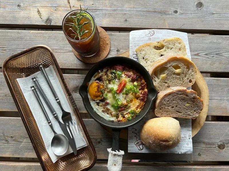 【台灣，宜蘭縣，礁溪鄉】礁溪轉運站旁的美味店，奶油麵包礁溪旗艦店The Bread & Butter Bakery 