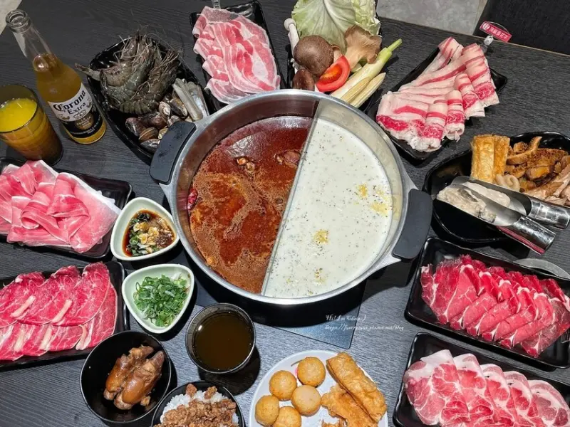 【桃園火鍋吃到飽】魔椒頂級鴛鴦鍋 - 麻香濃厚還辣得帶勁的麻辣火鍋吃到飽，我要肉肉自由！藝文特區火鍋吃到飽/桃園麻辣鍋推薦