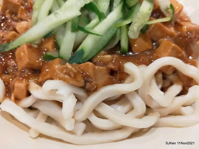 (北捷板南線忠孝新生站巷弄美食)「老德記手工拉麵」--- 北方炸醬麵與蔬菜肉羹湯，平價又美味！ 