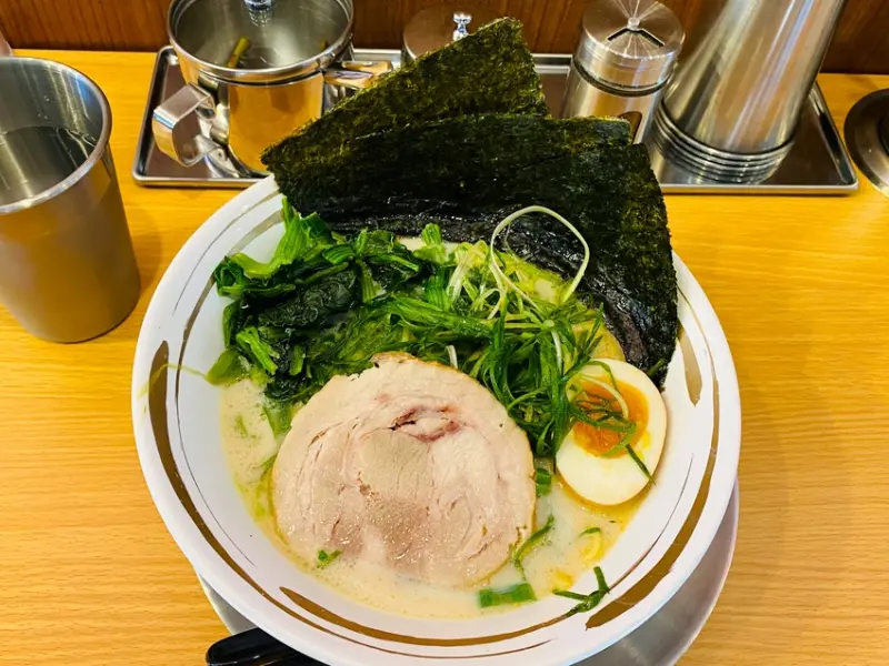 【台中 拉麵】元町家橫濱家系拉麵 台中福星店，最推薦青蔥跟粗麵一起粗得好吃！